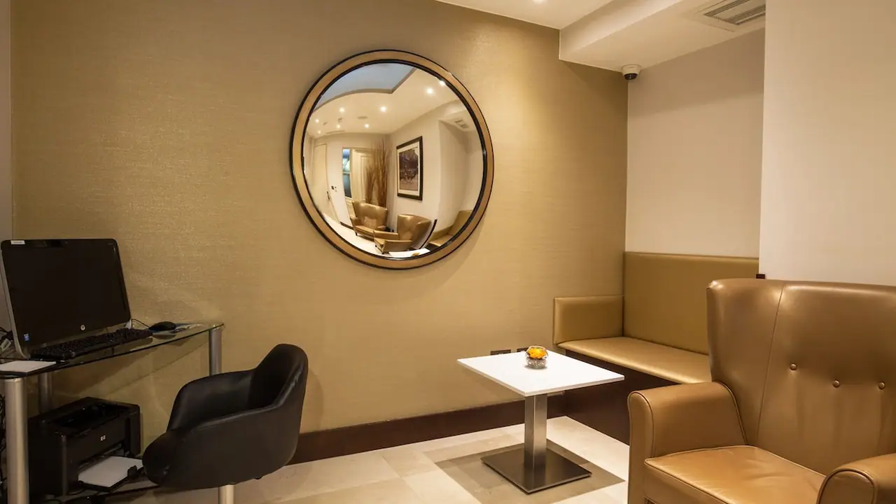 Park Grand Paddington court